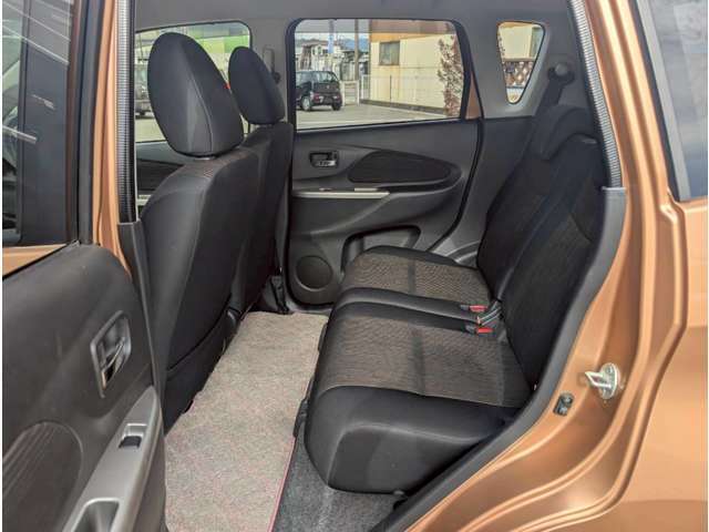 後部座席も目立つシミや汚れも無くとてもきれいな状態を保っております