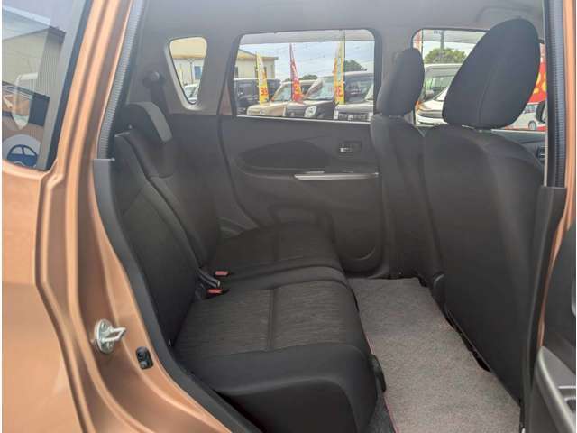 後部座席も目立つシミや汚れも無くとてもきれいな状態を保っております