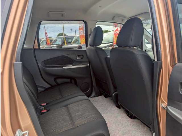 後部座席も目立つシミや汚れも無くとてもきれいな状態を保っております