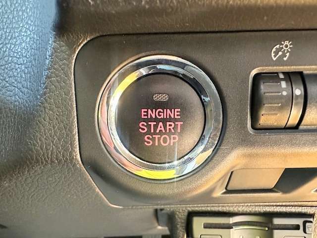 プッシュスターターです！鍵はポケットなどに入れたまま、ボタンをポチっと押せばエンジン始動！一度使えば手放せない装備品です！