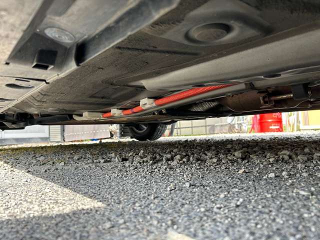 運転席下から