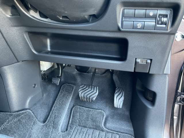 駐車ブレーキは足踏み式です