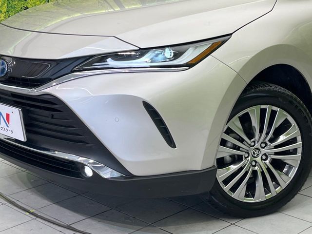 【LEDヘッドライト】悪天候や夜間走行時も良好な視界を確保し安心して運転できる高輝度LEDヘッドライトを装備！点灯速度が早く、消費電力も抑えられています。