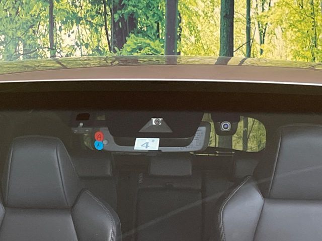 【プリクラッシュセーフティ】前方の車両等を検知し、衝突しそうな時は警報で注意を促し、ブレーキを踏む力をサポート。ブレーキを踏めなかった場合は衝突被害軽減ブレーキが作動、衝突回避をサポートします。