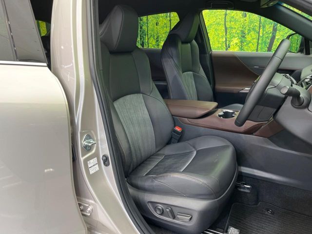 【ハーフレザーシート】高級感と座り心地を両立した人気のシート♪背面・座面のファブリック素材は、通気性の良さや滑りにくさに優れています。気温や服装に左右されず快適にお乗りいただけます。