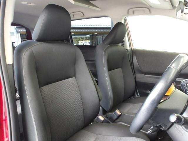 インテリア・シートカラーはブラック！前席は寒い時期に嬉しいシートヒーター機能付き！