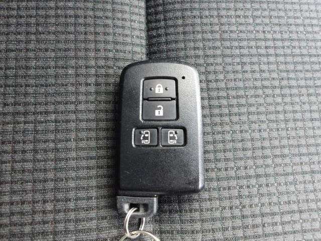 スマートキー1本付き！キーをポケットやカバンに入れておくだけでドアの施錠・開錠やエンジンスタートの操作が簡単です！