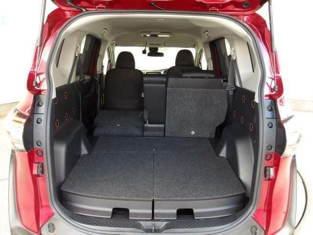 5人乗りならではの普段使いには十分な広さのラゲッジスペース！後席を倒せばより大きな荷物も載せられます！