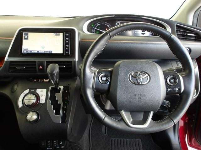 インパネ部にシフトレバーを採用し前席足元はスッキリ広々とした空間が確保されており快適です！ステアリングヒーター機能付きなので特に冷え込む朝や夜などに手のひらをぬくぬくと温めてくれます！