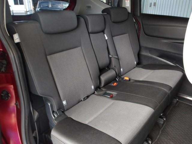 後席も寛ぎの空間が確保されています！ロングドライブを快適に楽しめる後席フリップダウンモニター（V12T-R68C）搭載！