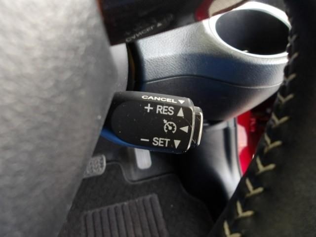 一定速度を保ったドライブをする時にとっても便利で役に立つクルーズコントロール付き！