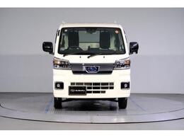 LEDのヘッドランプ、フォグランプを備えています。