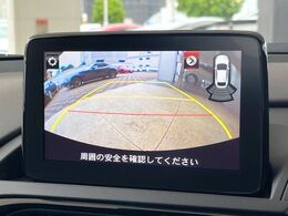 【バックカメラ】駐車時に後方がリアルタイム映像で確認できます。大型商業施設や立体駐車場での駐車時や、夜間のバック時に大活躍！運転スキルに関わらず、今や必須となった装備のひとつです！