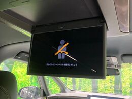 【フリップダウンモニター】大画面モニターで後席でもエンタメをお楽しみいただけます。小さなお子様にも大人気の装備です♪