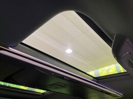 【ガラスルーフ】ガラスルーフ搭載で車内の解放感が一気にアップ！開放的なドライブをお楽しみいただけます。