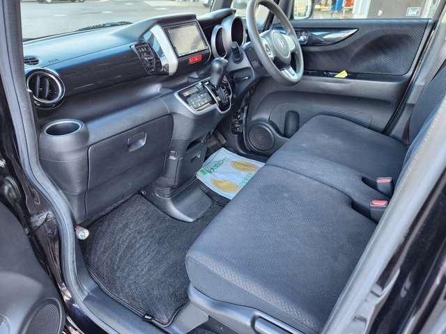 ☆運転席、助手席の両方から手の届くところにコンビニフック、アクセサリーソケット、収納スペースがあります☆