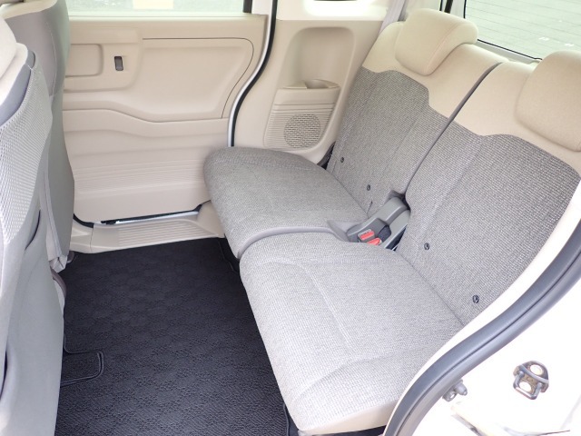◆2列目シートも足元ゆったりで快適に座って頂けます。チャイルドシートの取り付けにも対応しております。後部座席にお乗りの方も快適にお出掛け出来ます。