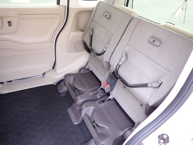 ◆チップアップ＆ダイブダウン機構付【ULTR SEAT】は後席座面を左右分割で跳ね上げることができます。トランクで積載できない背の高い荷物をラクラク収納できます。ホンダ車ならではの人気装備です。