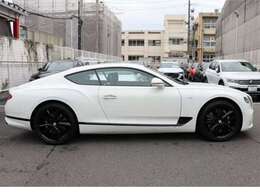 美しいラインの2ドアスポーツクーペとなっております。