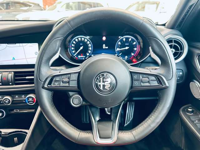 安心してカーライフを始めていただく事ができるよう、納車前にディーラー整備工場もしくは熟練メカニックが在籍する整備工場にて点検を行ない、必要な整備を実施致します。