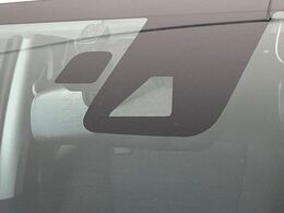 【プリクラッシュセーフティ】前方の車両等を検知し、衝突しそうな時は警報で注意を促し、ブレーキを踏む力をサポート。ブレーキを踏めなかった場合は衝突被害軽減ブレーキが作動、衝突回避をサポートします。