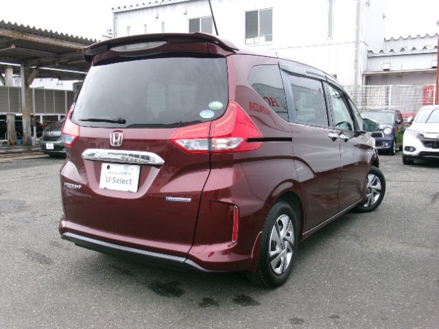 雨の日は中古車は選びにくいですよね。でも当店なら安心です。電話予約を頂ければ屋根下へ移動させて頂きます。雨でもじっくりご検討いただけます。