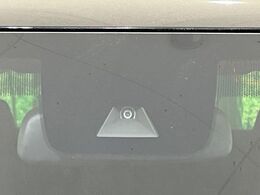 【ホンダセンシング】走行中に前方の車両等を認識し、衝突しそうな時は警報とブレーキで衝突回避と被害軽減をアシスト。より安全にドライブをお楽しみいただけます。