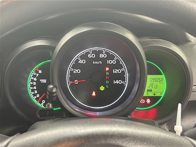 【スピードメーター】『スピードメーター』の画像になります。メーターがシンプルで見やすく運転しやすいですね！