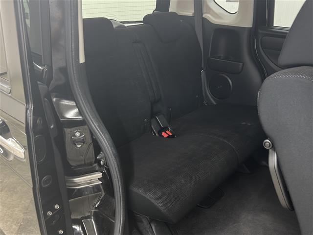 【後部座席】『後部座席周辺』の画像になります。写真の内容に関してご不明点、ご質問等がございましたらお気軽にガリバー店舗までお問い合わせください。