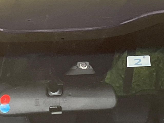 【ホンダセンシング】走行中に前方の車両等を認識し、衝突しそうな時は警報とブレーキで衝突回避と被害軽減をアシスト。より安全にドライブをお楽しみいただけます。