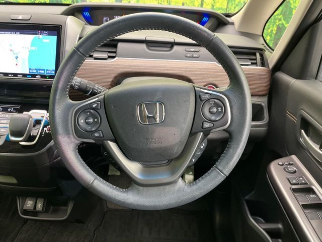 【純正革巻きステアリング】上質な革を使用することで、手にしっかり馴染みとても運転しやすいハンドルです♪