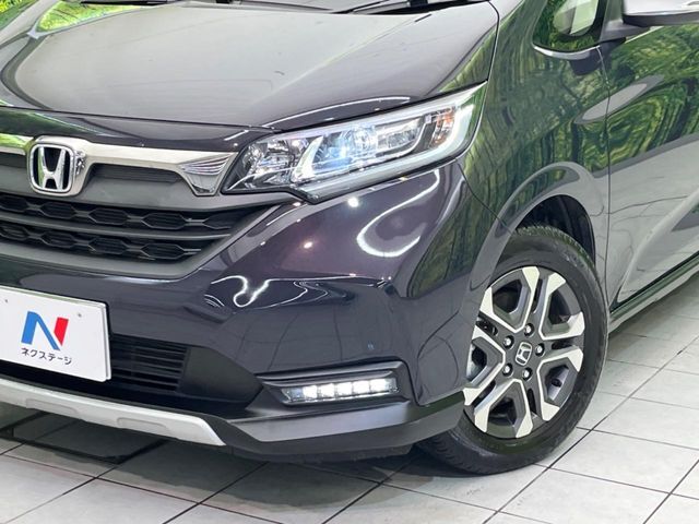 【LEDヘッドライト】悪天候や夜間走行時も良好な視界を確保し安心して運転できる高輝度LEDヘッドライトを装備！点灯速度が早く、消費電力も抑えられています。