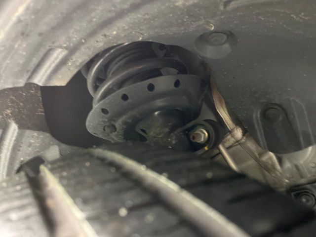 お車を安心してお乗りいただく為には、足回りの定期点検が欠かせません。サービスサポート（有償保証）では無料点検もご提供しており、安心のカーライフをお過ごしいただけるサポート体制が整っています。