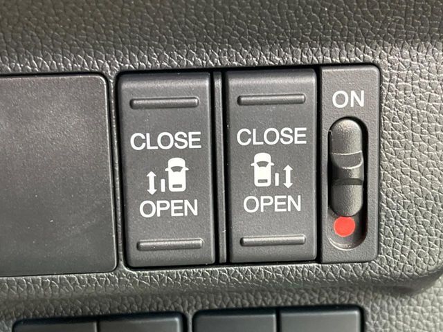 【両側パワースライドドア】スマートキーや運転席のスイッチで後席両側スライドドアの開閉が可能♪電動だから力を入れてドアを開ける必要が無く、小さなお子様でも簡単に開け閉めでき快適です♪
