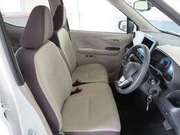 大きなベンチシートで足元もヒロビロ■大型シートで座り心地は快適♪中央にはアームレストが付いてゆったりドライブ♪　シートヒーター（運転席＆助手席）装備(*^-^*)