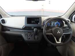 シフトレバーをダッシュパネルセンターに装備。運転席、助手席の足元すっきり！