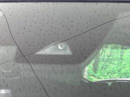 【エマージェンシーブレーキ】走行中に前方の車両等を認識し、衝突しそうな時は警報とブレーキで衝突回避と被害軽減をアシスト。より安全にドライブをお楽しみいただけます。