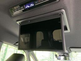 【14型有機ELフリップダウン】三列目からでも迫力のエンタメが観れる大画面フリップダウン。有機ELのモニターでは、一般的なフリップダウンよりも高コントラストでキレイな映像を楽しめます。