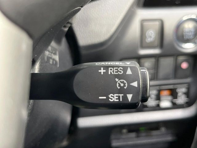 【クルーズコントロール】高速道路もラクラク走行。アクセルを離しても一定速度で走行ができ、長距離運転時の負担を軽減！加速・減速も簡単なスイッチ操作で調整できます。