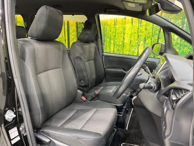 運転席シート廻りは使用感も少なく、良好な状態となっています。前オーナー様が丁寧に使っていたことがよくわかりますね。