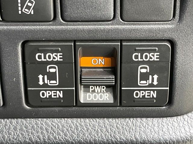 【両側パワースライドドア】スマートキーや運転席のスイッチで後席両側スライドドアの開閉が可能♪電動だから力を入れてドアを開ける必要が無く、小さなお子様でも簡単に開け閉めでき快適です♪