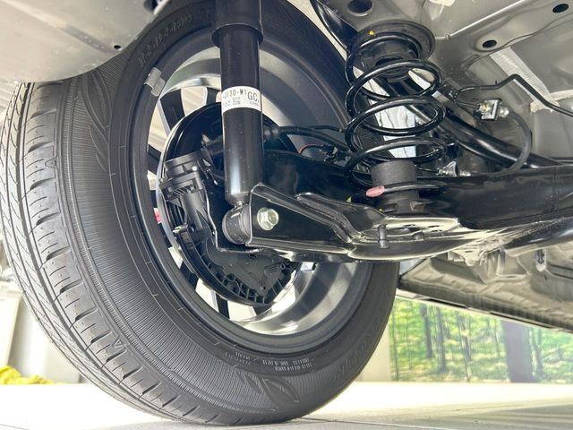 お車を安心してお乗りいただく為には、足回りの定期点検が欠かせません。サービスサポート（有償保証）では無料点検もご提供しており、安心のカーライフをお過ごしいただけるサポート体制が整っています。