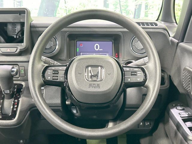 インテリアに合わせたデザインのステアリングは、運転される方のことも考え、運転しやすい形状、大きさです。是非一度、実際に触ってお確かめください。
