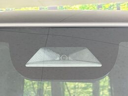 【ホンダセンシング】走行中に前方の車両等を認識し、衝突しそうな時は警報とブレーキで衝突回避と被害軽減をアシスト。より安全にドライブをお楽しみいただけます。