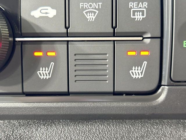 【シートヒーター】寒い日に重宝するシートヒーター！エアコンより早く温まってくれるので寒がりの人も安心ですね♪エアコンの温風は乾燥するから苦手、という方にもをおすすめです。