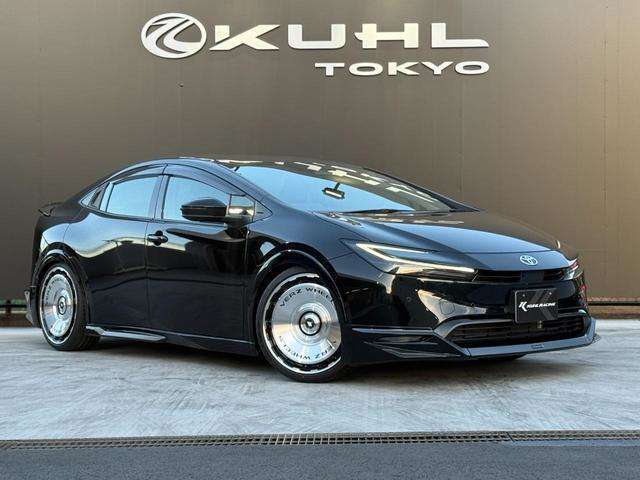 フロントフェイスにはKUHLオリジナルエアロパーツが装着されております。ハンドメイドで製造されるFRP素地は、一般的なエアロパーツの1.5倍の強度と、各部のフィッティングもこだわっております。