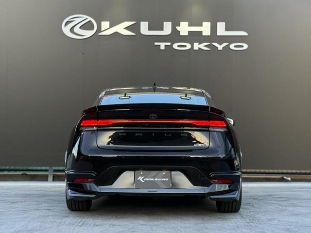 リアビューにもKUHLオリジナルエアロパーツが装着されております。ボトムラインに張り出しを設けることで、後方からの印象が大きく変化します。純正の良さが活きたエアロ造形で、バランスのとれたカスタムを実現