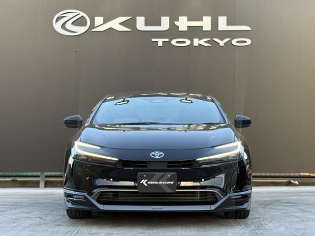 エアロパーツが装着されよりワイド＆ローなエクステリアにイメージチェンジされた1台です。エッジの効いたエアロデザインで、よりお車がスポーティに見えるようにカスタマイズされています。