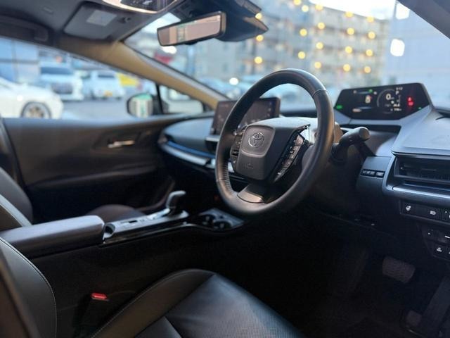 運転席側から見た前席シートの状態です。使用感は少なく、目立つ傷みや汚れなどは見当たりません。ご納車にあたってはよりきれいな仕上がりとなるクリーニングメニューなどもご用意しております。