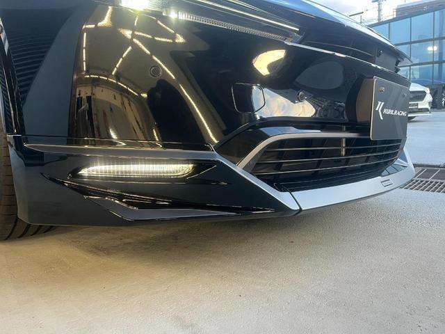 KUHLスタイルキットのフロントスポイラーはローダウンした車両だけではなく純正の車高でも似合うようにデザインされたKUHLオリジナルエアロになります。下にボリュームが出て迫力が出ます。